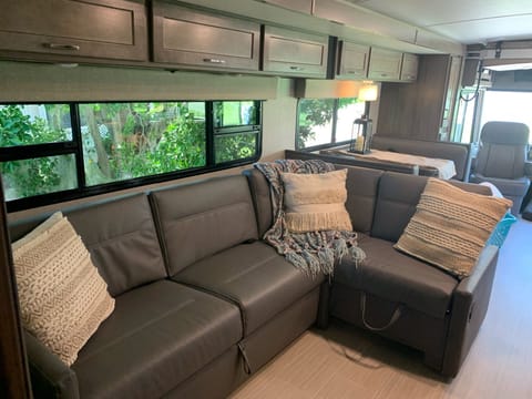 2021 Winnebago Adventurer- STATE FARM / USAA INSURANCE ACCEPTED Drivable vehicle in Delray Beach