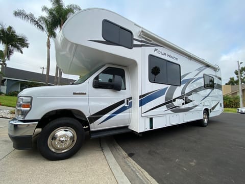 2022 Thor Four Winds with King bed Véhicule routier in Laguna Hills