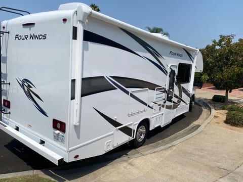 2022 Thor Four Winds with King bed Drivable vehicle in Laguna Hills
