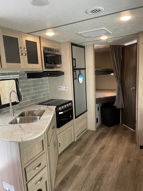 2022 Coachmen Freedom Express 257BHS Towable trailer in Thousand Palms