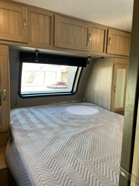 2022 Coachmen Freedom Express 257BHS Towable trailer in Thousand Palms