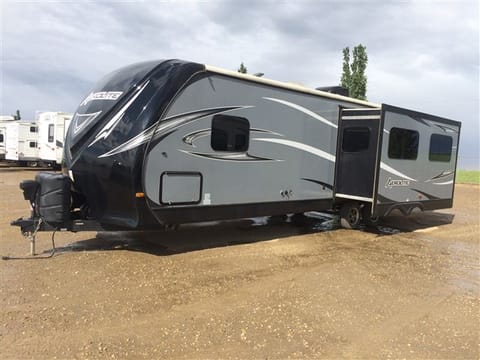 2014 Dutchmen Aerolite. Perfect for 2 but fun for 4. Towable trailer in Golden