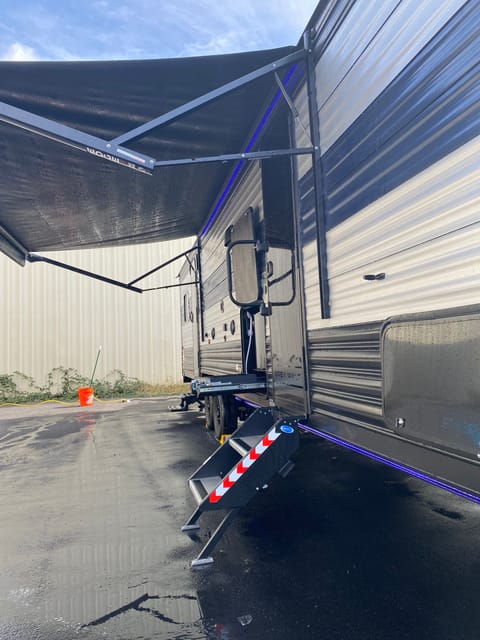 NEW 2021 Cherokee Grey Wolf with Patio! Tráiler remolcable in Gainesville
