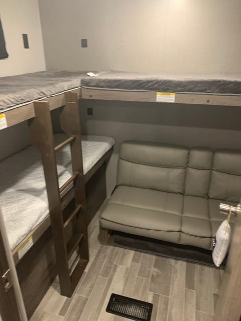 2020 Zinger Camper with Bunkhouse! Towable trailer in Summersville