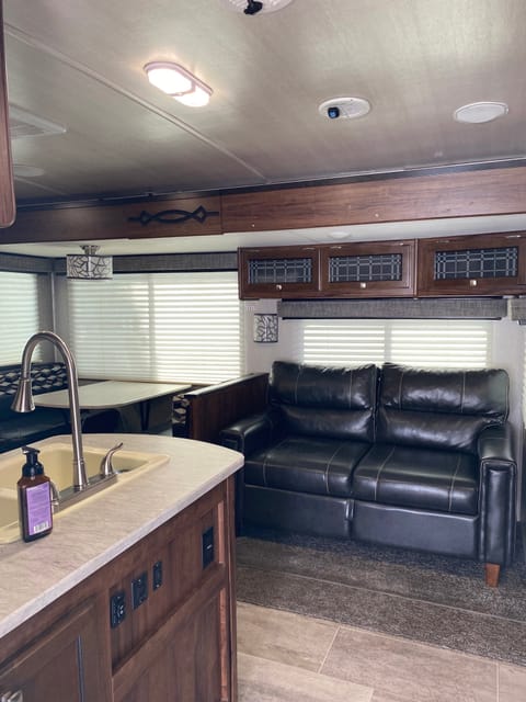 2018 Trailer Sleeps 8! Has everything you need for your vacation! Towable trailer in Green Valley North