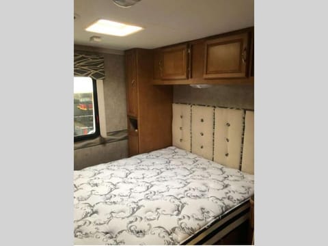 31 XL MINNIE Basic Rv Value 10 Sleeper - 2 Slideouts - Bunks Drivable vehicle in Oceanside