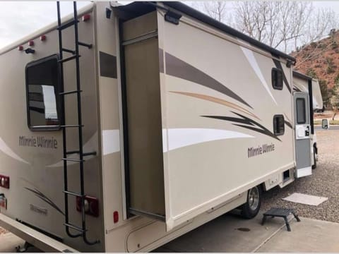 31 XL MINNIE Basic Rv Value 10 Sleeper - 2 Slideouts - Bunks Drivable vehicle in Oceanside