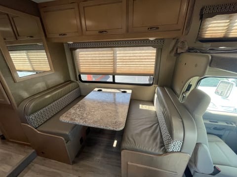 2018 Thor Motor Coach Freedom Elite 22FE E350 V10 with Solar! Drivable vehicle in McMinnville