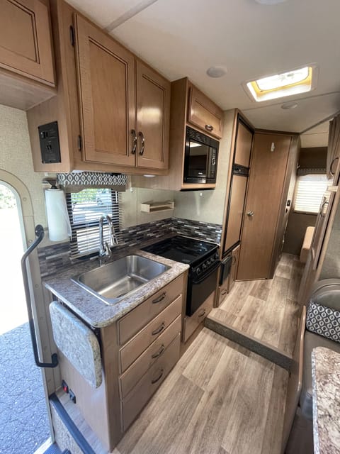 2018 Thor Motor Coach Freedom Elite 22FE E350 V10 with Solar! Drivable vehicle in McMinnville