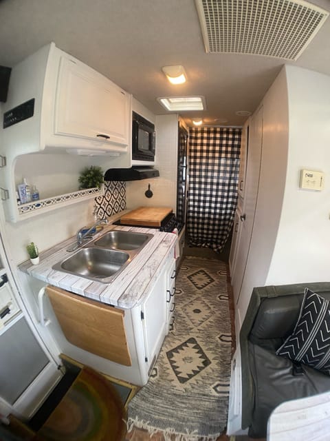 The Rainbow Rover!!! Family and Dog Friendly and Great First Time RV Experi Fahrzeug in Berkeley