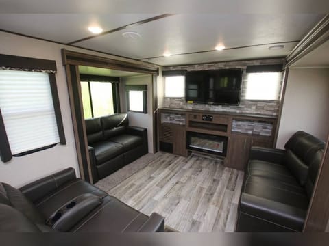 2021 Keystone Hideout 320RDDS Towable trailer in Pelham