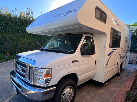 2016 Thor Motor Coach Four Winds Majestic Drivable vehicle in Rolling Hills