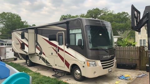 2019 Coachmen Mirada A-Class with bunk bed Vehículo funcional in Wheaton-Glenmont