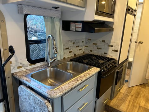 Adventure Awaits! Cozy and Compact 22' Class C Drivable vehicle in Surrey