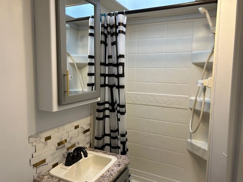 Adventure Awaits! Cozy and Compact 22' Class C Drivable vehicle in Surrey