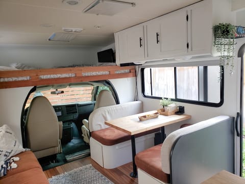 Adventure Awaits-Newly Renovated 2014 Coachman Freelander Véhicule routier in San Pasqual Valley
