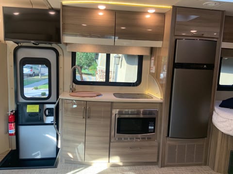 Family Friendly! 2019 Entegra Qwest 25ft Class C Vehículo funcional in Long Beach