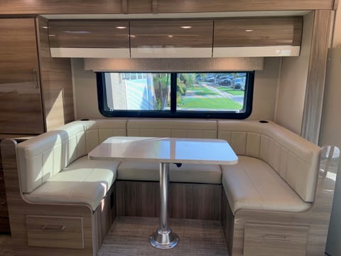 Family Friendly! 2019 Entegra Qwest 25ft Class C Veicolo da guidare in Long Beach
