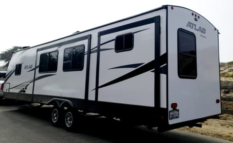Atlas bunkhouse Laguna Seca WeatherTech Raceway ready w/King Sized Bed Tráiler remolcable in Pacific Grove