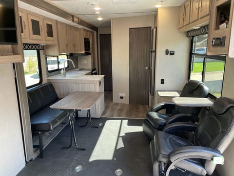 2021 Toy Hauler/Camper - fits 4 seat SxS! Ziehbarer Anhänger in Pueblo West