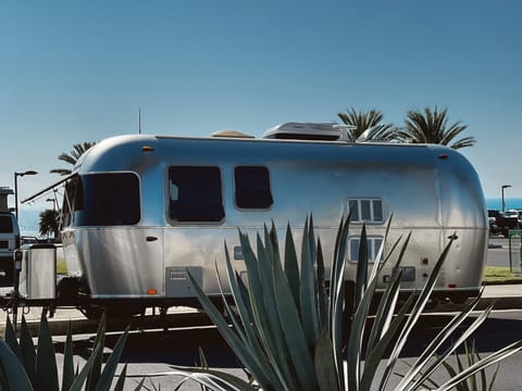The Livewell Airstream, a luxury, and sustainable glamping experience. Rimorchio trainabile in Dana Point