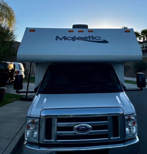 2017 Majestic. I don’t let you drive, I will deliver to your campsite Veicolo da guidare in Santa Ana