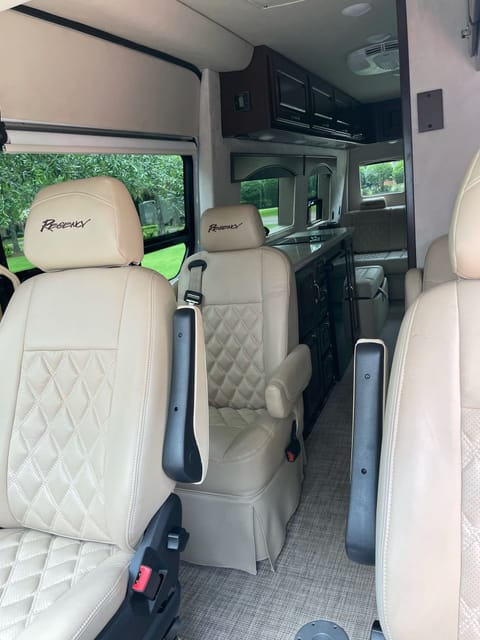 Luxury Travel Mercedes RV Fahrzeug in Covington