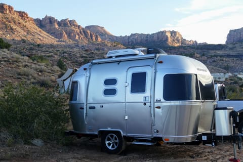 "Rosie" - Luxury 2020 Airstream Caravel 16 - Sleeps 4 - Solar & Shower Towable trailer in Westminster