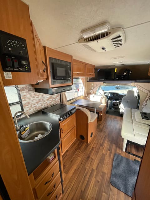 2016 Thor Motor Coach Four Winds Majestic Drivable vehicle in West Hills