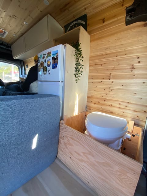 Belle: Self-Contained Adventure Van Van aménagé in Portland