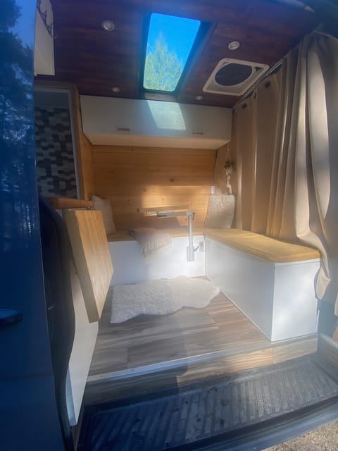 Custom Luxury Sprinter Van Cámper in Woodland Hills