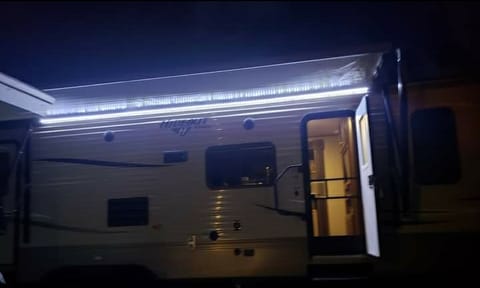 2017 HIDEOUT KEYSTONE TRAVEL TRAILER Towable trailer in Kensington Park