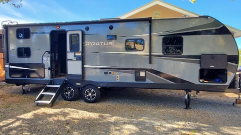 2021 Stratus bunk house with Private bedroom! Family and pet Friendly! Towable trailer in Corrales