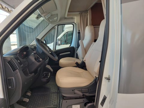 NEW-WINTER READY-Luxury 4-6 berth-Ducato 140 HP-Fully equipped- 6 SEATBELTS Drivable vehicle in Ljubljana