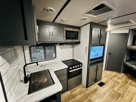 We deliver and setup! 2022 Keystone Bullet, Sleeps 6! Towable trailer in New Braunfels