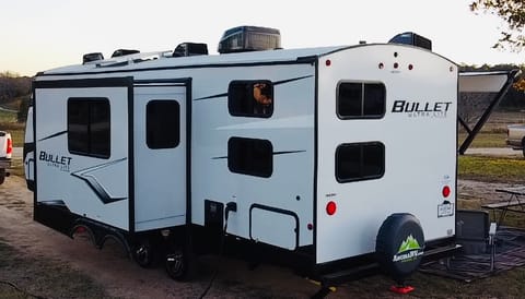 We deliver and setup! 2022 Keystone Bullet, Sleeps 6! Towable trailer in New Braunfels