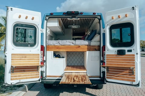 ROAMY - 2020 RAM Promaster Luxury Campervan Conversion Reisemobil in Glenvar Heights