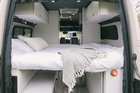 "La Explora" LUXURY Mercedes-Benz Sprinter 4x4 Campervan Campervan in Chino