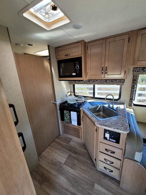 2020 Four Winds Adventure Wagon Drivable vehicle in Murrieta