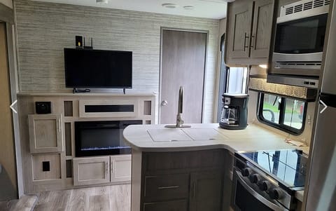 2021 Coachman Catalina 2 Bedroom Towable trailer in Bryant