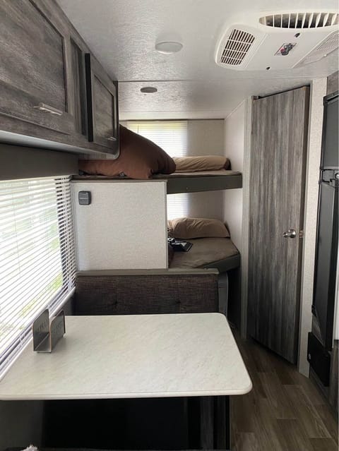 Light Weight Cozy Travel Trailer With Bunk Beds Towable trailer in Vineland