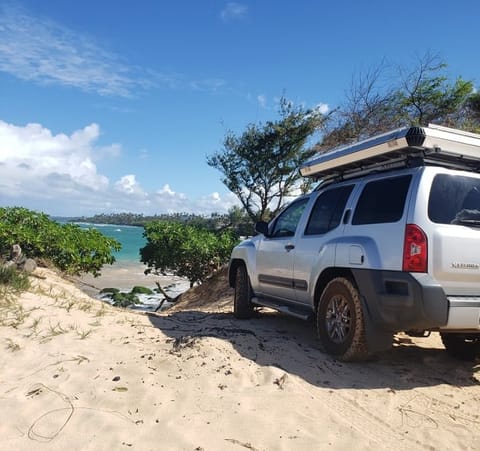 Silver Xterra 4x4 Premium Rooftop Tent! Gear Included! Easiest Setup! Véhicule routier in Makawao