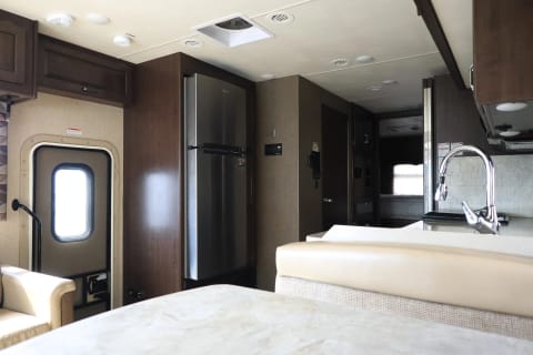 2017 Thor Hurricane w/ bunkhouse! Perfect for large family/friends Fahrzeug in Southern California