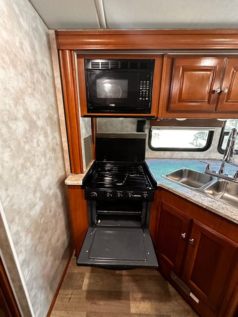 Cozy 2020 Winnebago Vista, King Bed Drivable vehicle in Arcadia