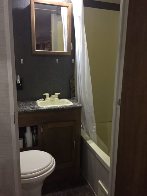 Bathroom with shower/tub