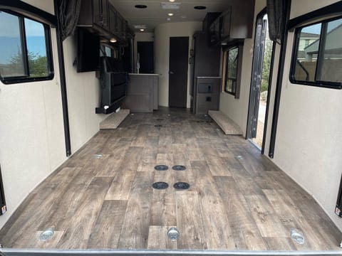 Fit any SXS 16’x8’ 2018 Shockwave 29ksgdx Towable trailer in San Tan Valley