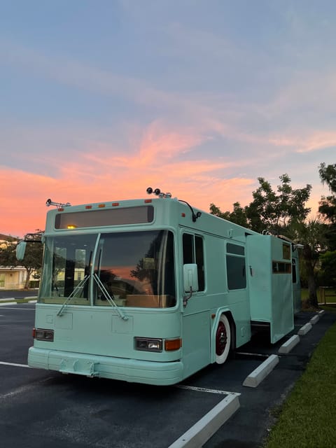 Luxury Off or On-Grid Modern City Bus Conversion w/ Tub & 2 Slide Outs! Véhicule routier in Fort Myers
