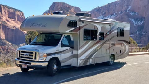 Ski Rig Bessy, 2015 Thor Motorcoach Four Winds 28Z 4 Season Drivable vehicle in Garden City