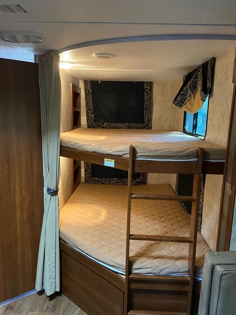 2015 28ft Modern Double Bunkhouse. Delivery Only Ziehbarer Anhänger in Osoyoos
