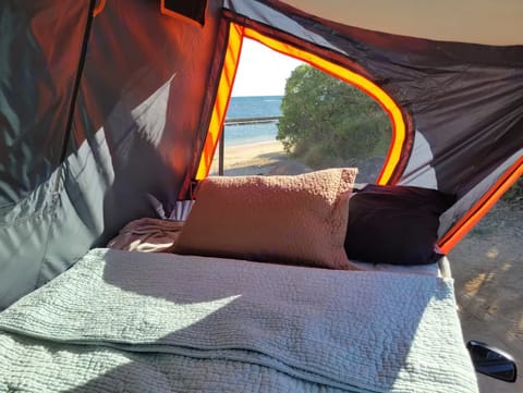 Dark Grey Xterra 4x4 Premium Rooftop Tent! Gear Included! Easiest Setup! Véhicule routier in Makawao